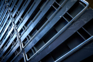 Metallikahvalla varustettuja muuttolaatikoita